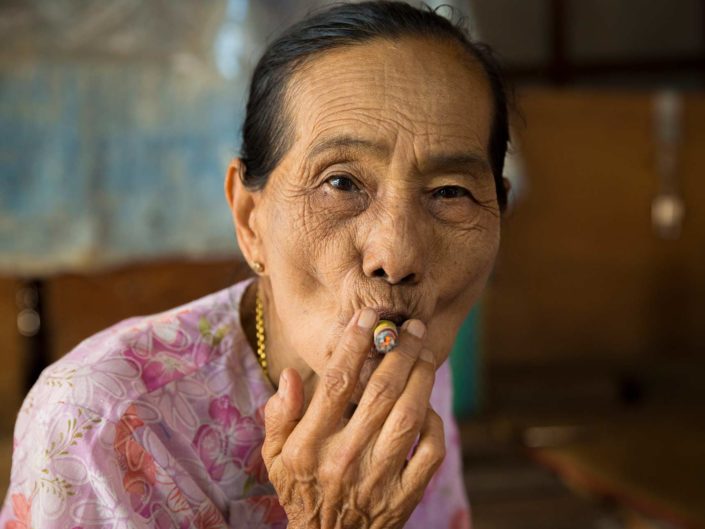 mujer-fumando-myanmar