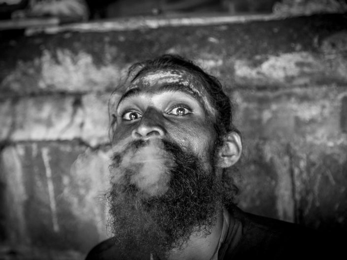 sadhu-fumando
